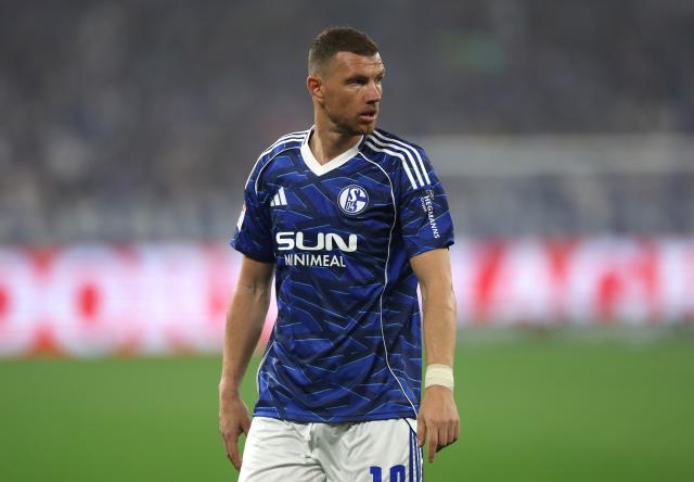 Edin Dzeko in action for Schalke 04 against Fortuna Düsseldorf on 2 May 2026.