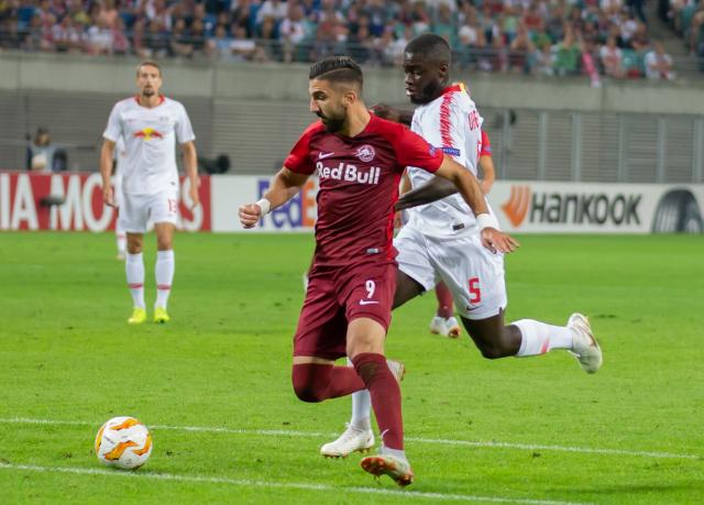 Munas Dabbur with Dayot Upamecano (RB Leipzig).