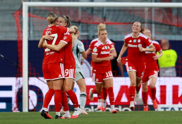 Klara Bühl and Jovana Damnjanović celebrate the former's goal against VfL Wolfsburg, 15. August 2026. 