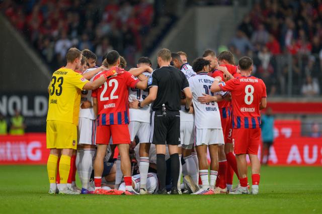 Jamal Musiala surrounded by Bayern and Heidenheim players.