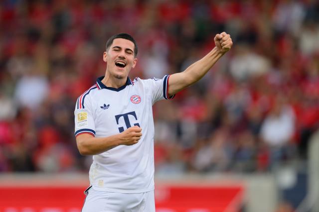 Felipe Chávez after his freekick goal for Bayern Munich.