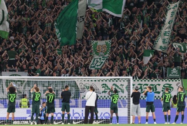 Wolfsburg players acknowledge their supporters after a draw with 1. FC Kaiserslautern, 8. August 2026.