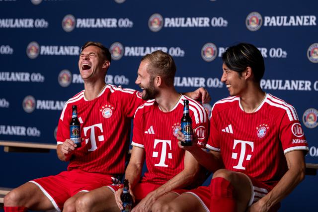 FC Bayern players Kimmich, Laimer and Ito during a photo shoot.
