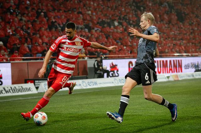 1. FC Union Berlin's Rani Khedira crosses the ball in front of Eintracht Frankfurt's Oscar Højlund, 6. February 2026.