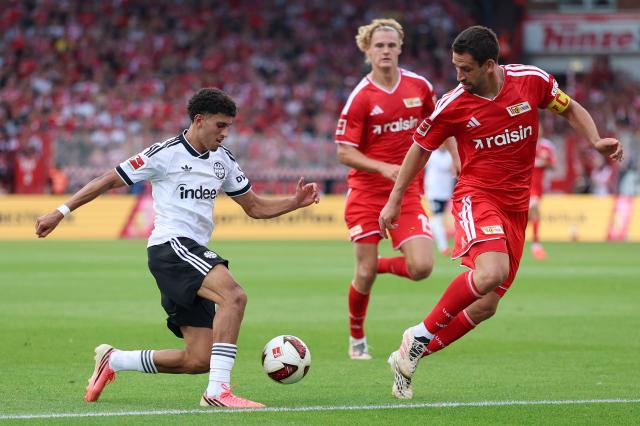 Frankfurt's Ayoube Amaimouni and Union's Rani Khedira contest for possession, 29. August 2026.