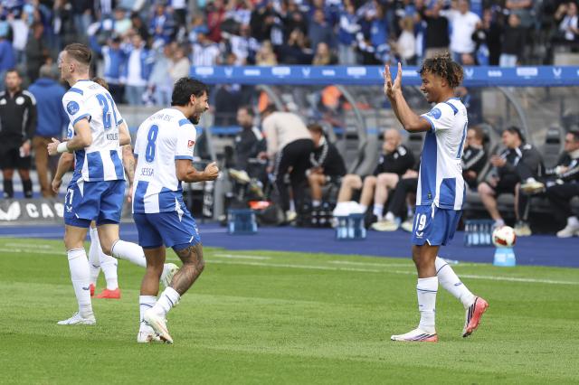 Adewumi of Hertha celebrates his goal vs. Magdeburg 