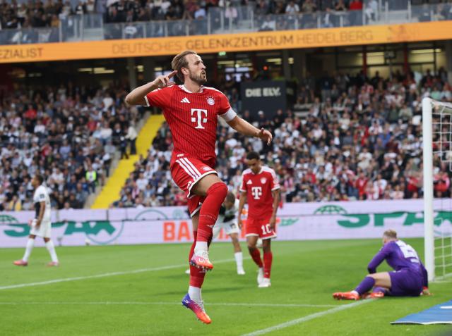 Harry Kane celebrates scoring Bayern’s winner vs. Elversberg 