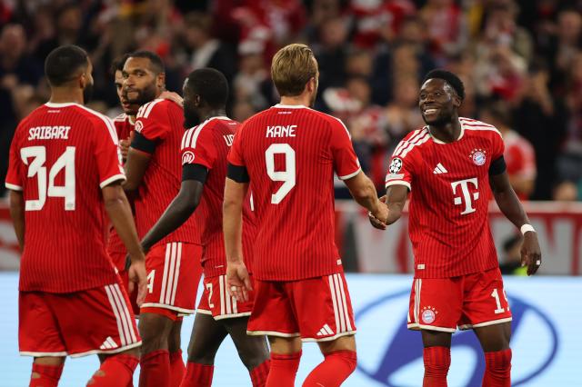 FC Bayern players celebrating.