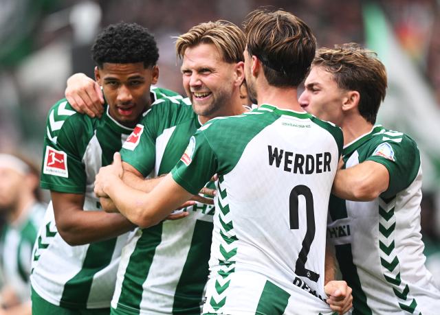 Bremen players celebrating.
