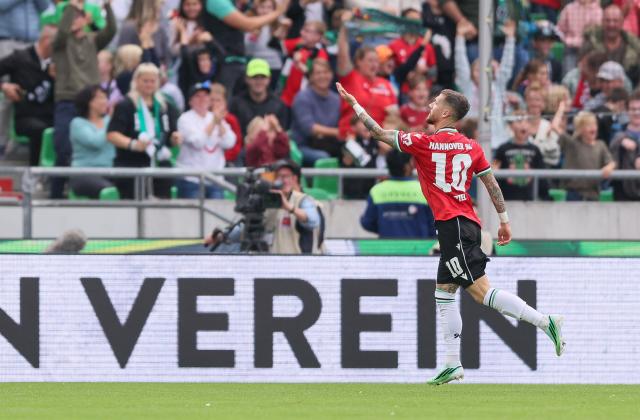 Marcel Hartel celebrates scoring Hannover’s second vs. Bochum 