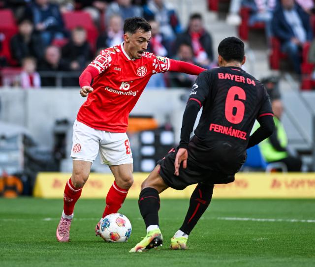 1. FSV Mainz 05's Paul Nebel and Bayer 04 Leverkusen's Ezequiel Fernández contest for possession, 18. October 2025.