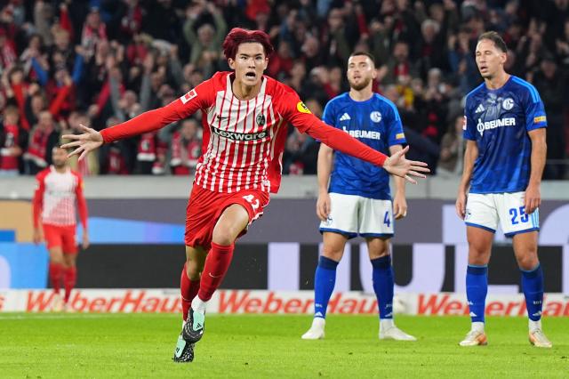 Keisuke Gotō celebrates his late winner vs. Schalke 