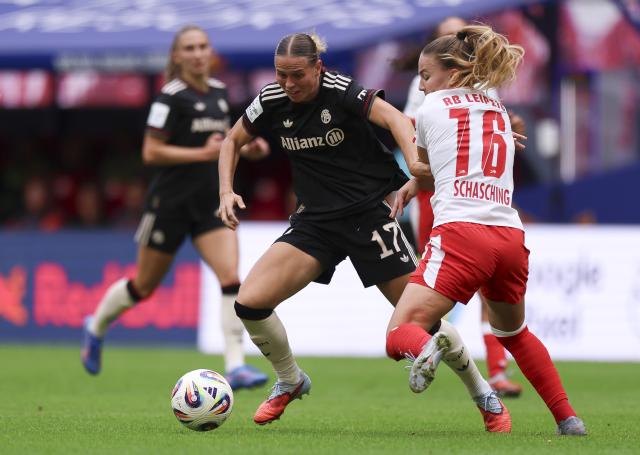 Klara Bühl of FC Bayern München is challenged by Annabel Schasching of RB Leipzig