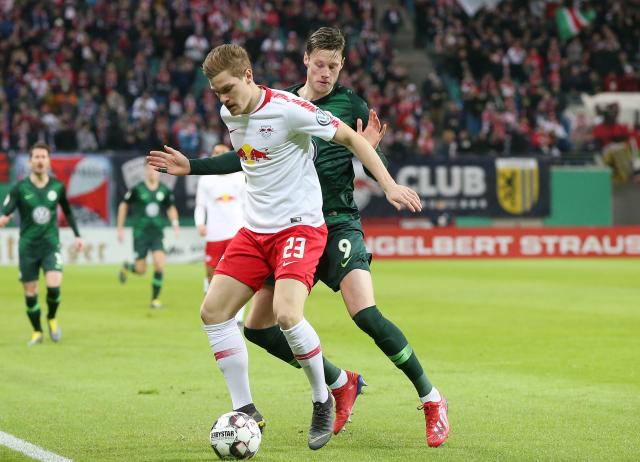 Wout Weghorst puts Marcel Halstenberg (RB Leipzig) under pressure.