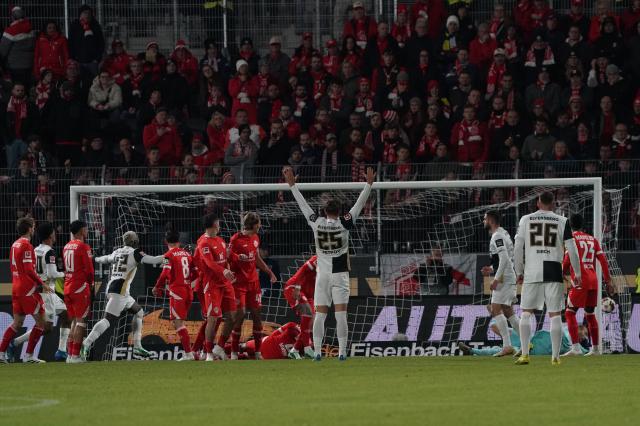 Elversberg celebrate Felix Keidel’s free kick as it goes in 