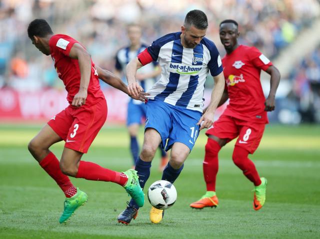 Vedad Ibisevic (Hertha) with two RB Leipzig players.