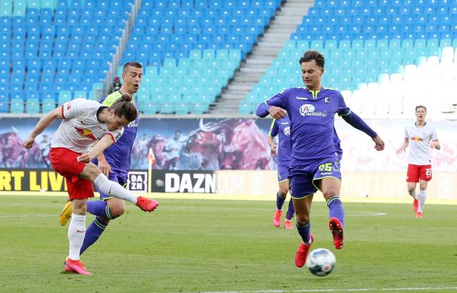 Robin Koch (Freiburg) blocking a shot from Marcel Sabitzer (RB Leipzig).