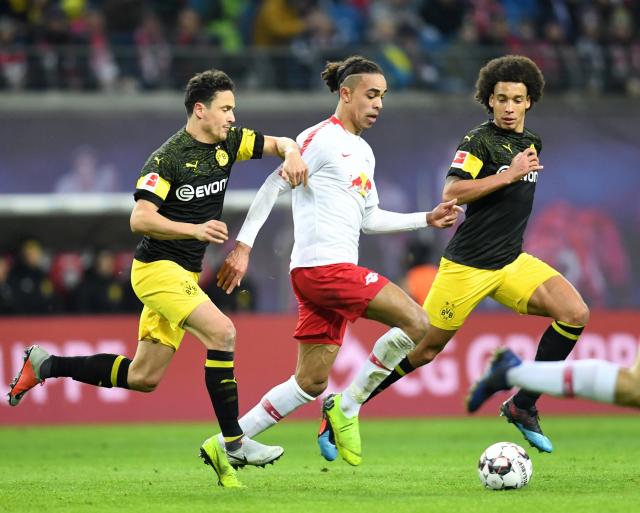 Thomas Delaney (left) playing for Borussia Dortmund.