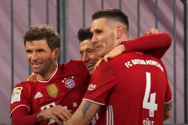 Niklas Süle (right) with Lewandowski and Müller.