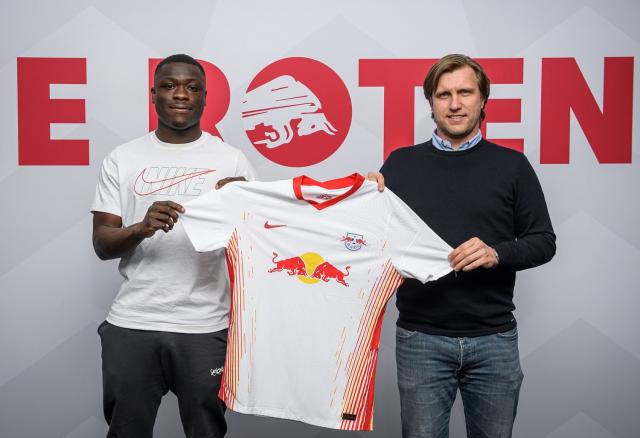 Brian Brobbey with RB Leipzig sporting director Markus Krösche.