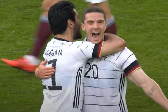 Ilkay Gündogan and Robin Gosens.