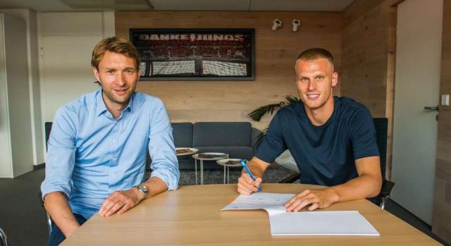 Mitchel Bakker has signed for Leverkusen. 