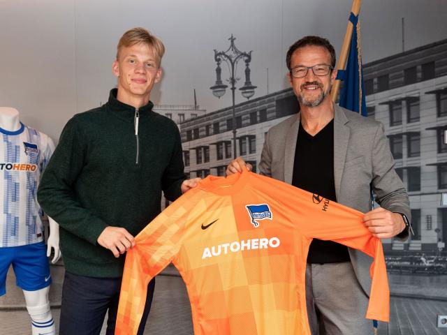 Oliver Christensen with Hertha boss Fredi Bobic.