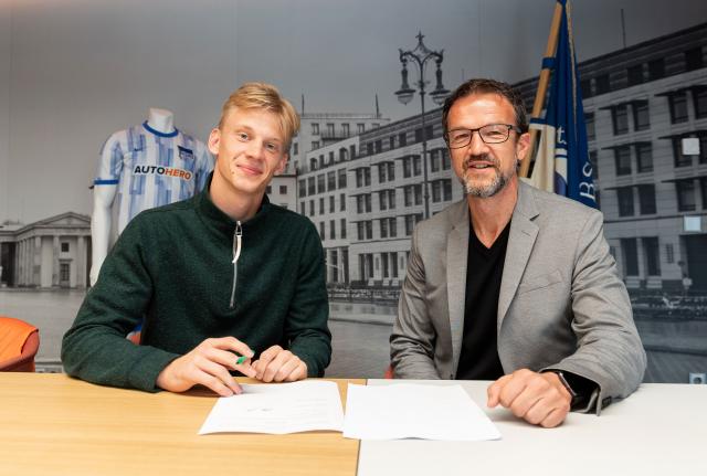 Oliver Christensen with Hertha boss Fredi Bobic.