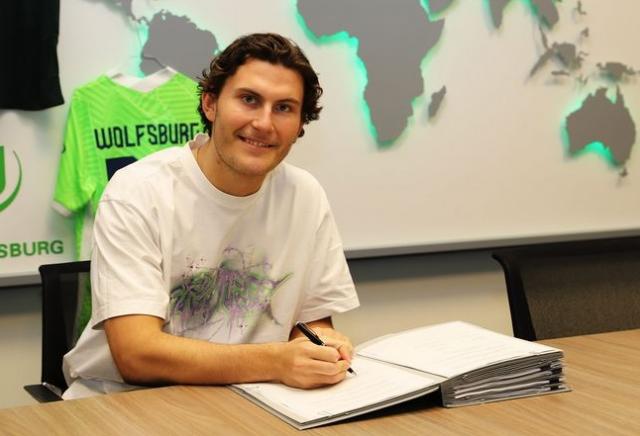 Danish striker Jonas Wind has signed for Wolfsburg.