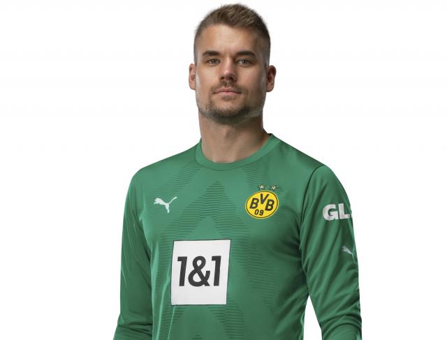 Alexander Meyer está en la portería del Dortmund sin Gregor Kobel.