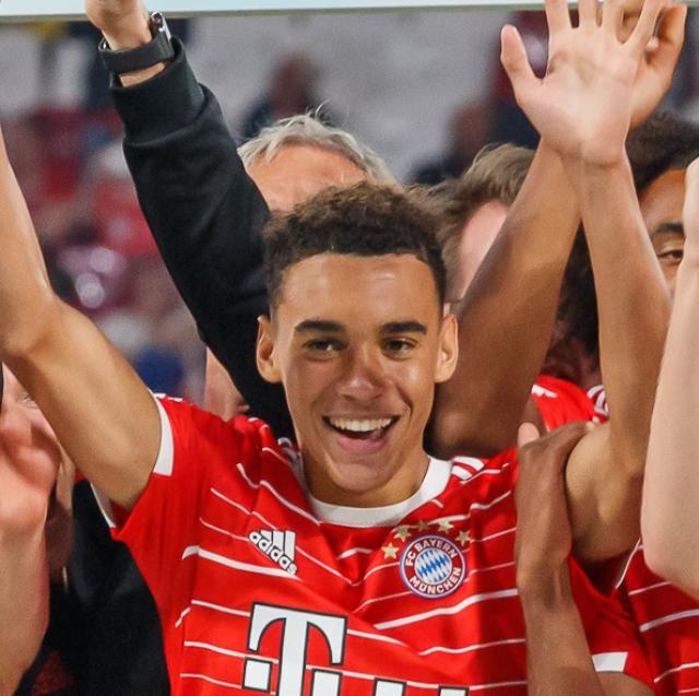 Bayern Munich clinches 11th consecutive Bundesliga title