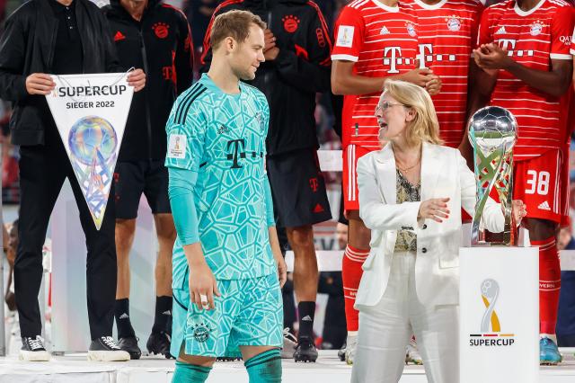 Donata Hopfen presenting Manuel Neuer with the 2022 Super Cup trophy