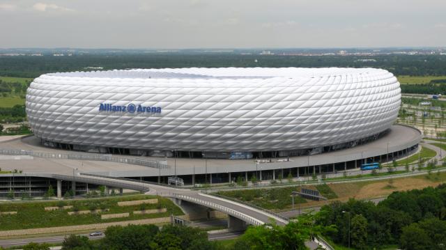 Bayern München lock horns with rivals Borussia Dortmund at Allianz Arena on Saturday.