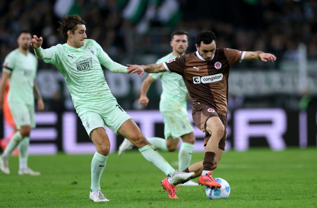 Florian Neuhaus in action against St. Pauli on Sunday.