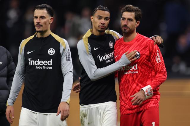 SGE striker Hugo Ekitiké consoles keeper Kevin Trapp during Saturday's league draw with Augsburg.