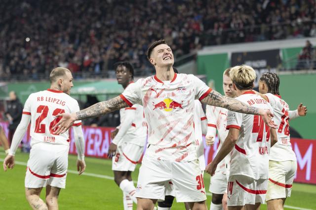 RB Leipzig players celebrating against Wolfsburg.