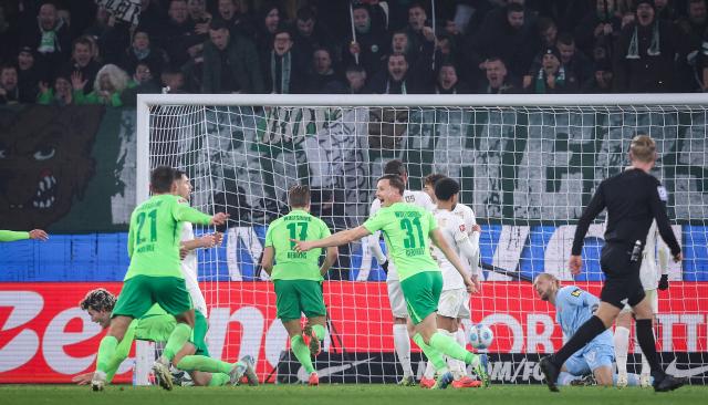 Jonas Wind, who will be celebrating 100 matches in a Wolfsburg uniform this week, scores against Mainz, 8. December 2024.