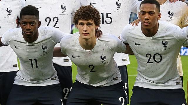 Benjamin Pavard (middle).