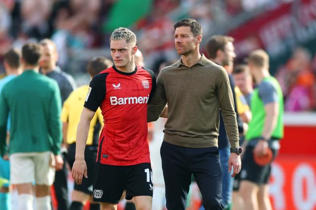 Leverkusen's Florian Wirtz (left) and Xabi Alonso (right) following the match against Augsburg, 26. April 2025.