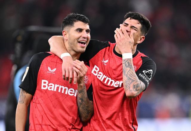 Piero Hincapie (right) with Exequiel Palacios.