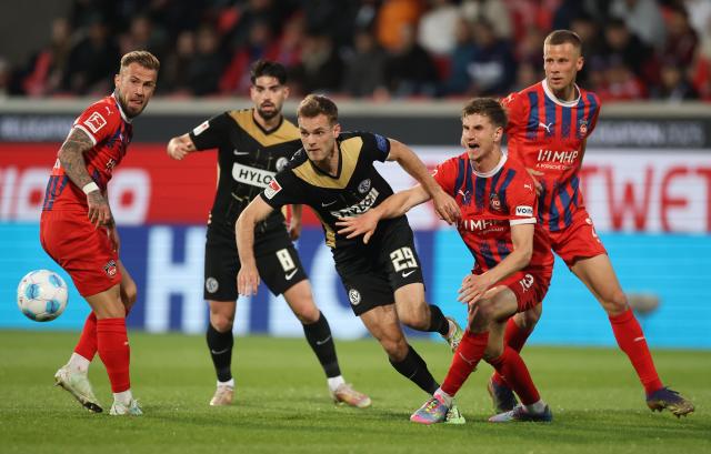 Heidenheim vs. Elversberg in the 1st leg of the Bundesliga play-offs.