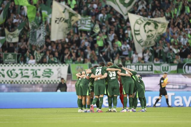 VfL Wolfsburg players ahead of the match against TSG 1899 Hoffenheim, 9. May 2025.