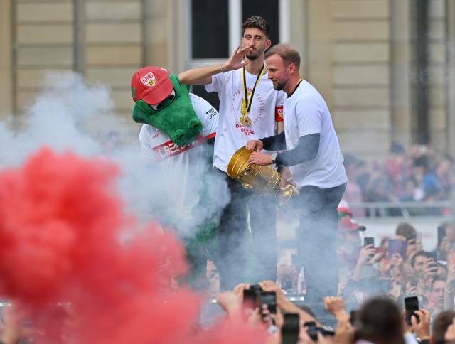 Mascot Fritzle, Atakan Karazor and head coach Sebastian Hoeneß of VfB Stuttgart celebrate winning the DFB-Pokal.