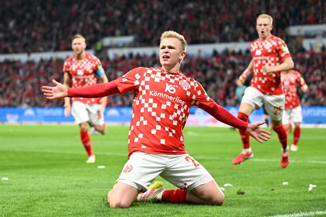 Jonathan Burkardt celebrating a goal for Mainz.
