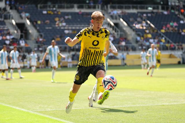 Borussia Dortmund’s Daniel Svensson in action against Ulsan HD FC, 25. June 2025.